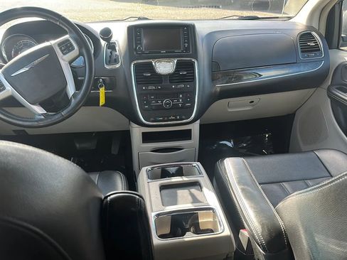 Used 2016 Chrysler Town & Country Touring image 10