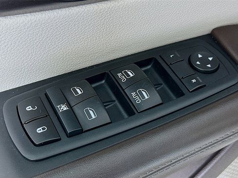 Used 2017 Chrysler Pacifica Touring-L FWD image 19