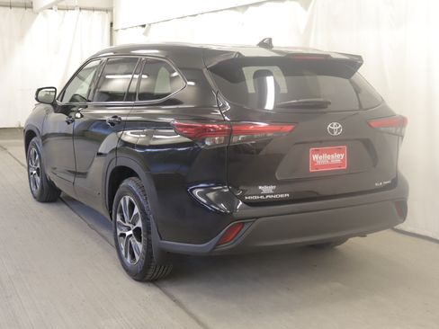 Used 2022 Toyota Highlander XLE AWD/4WD image 28