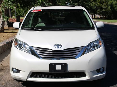 Used 2017 Toyota Sienna XLE Premium image 4