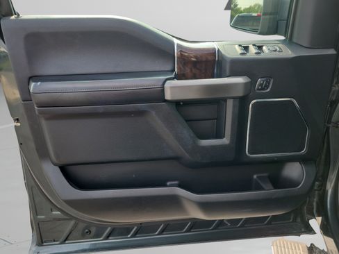 Used 2015 Ford F150 Platinum w/ Equipment Group 701A Luxury AWD/4WD image 18