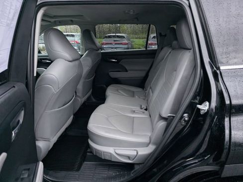 Used 2021 Toyota Highlander XLE AWD/4WD image 18