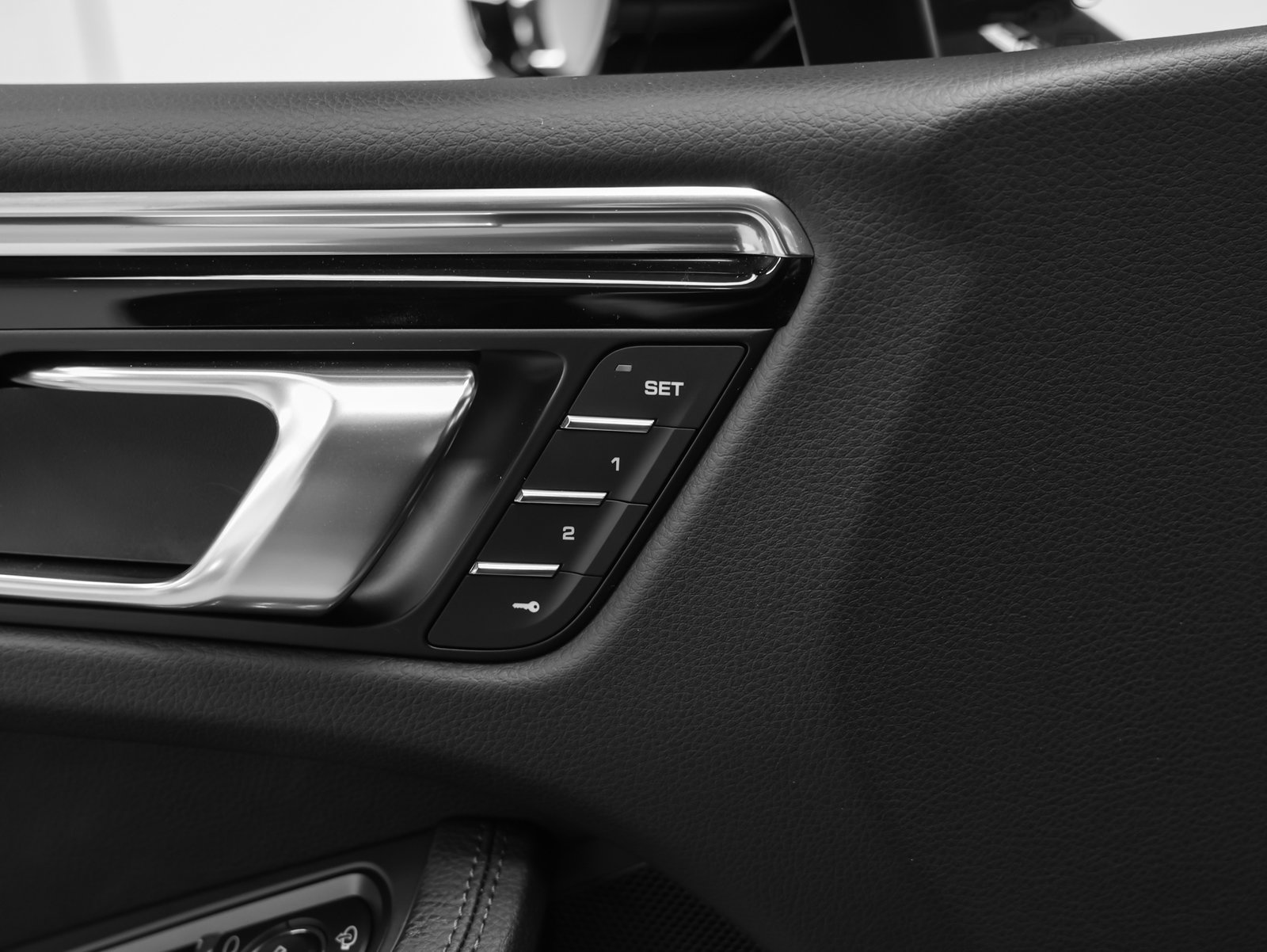Certified 2026 Porsche Macan AWD/4WD image 27