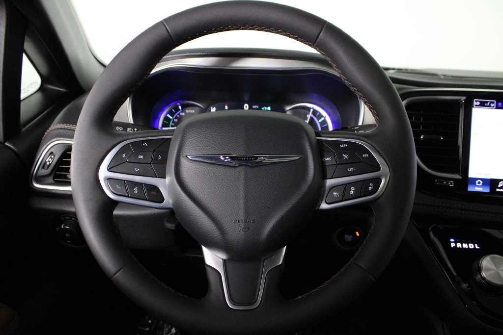 Used 2025 Chrysler Pacifica Pinnacle FWD image 8