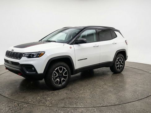 Used 2025 Jeep Compass Trailhawk AWD/4WD image 3