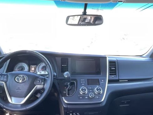 Used 2015 Toyota Sienna SE FWD image 10