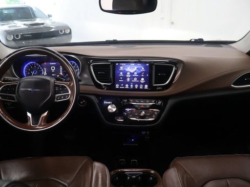 Used 2019 Chrysler Pacifica Limited w/ Tire & Wheel Group FWD image 29