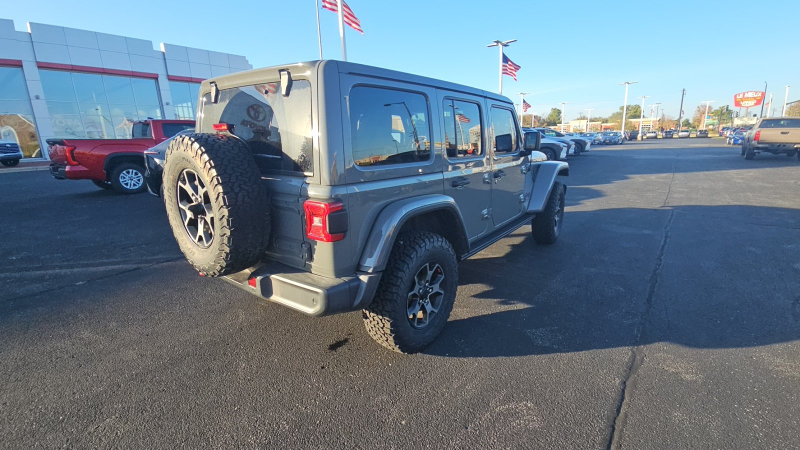 Used 2018 Jeep Wrangler Unlimited Rubicon w/ Dual Top Group AWD/4WD image 3