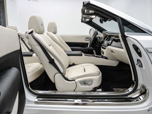 Used 2017 Rolls-Royce Dawn RWD image 58