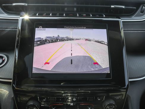 New 2025 Jeep Grand Cherokee Altitude image 18