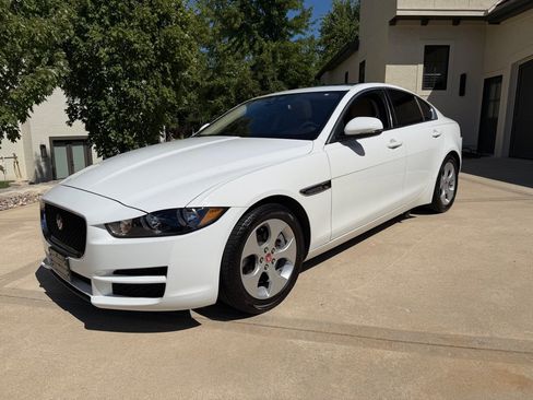 Used 2017 Jaguar XE RWD image 3