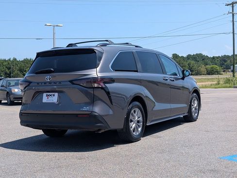 Used 2024 Toyota Sienna XLE FWD image 5