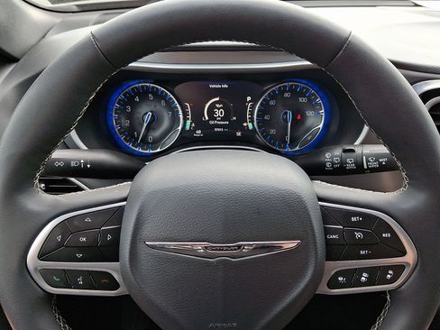 Used 2025 Chrysler Pacifica Select FWD image 19
