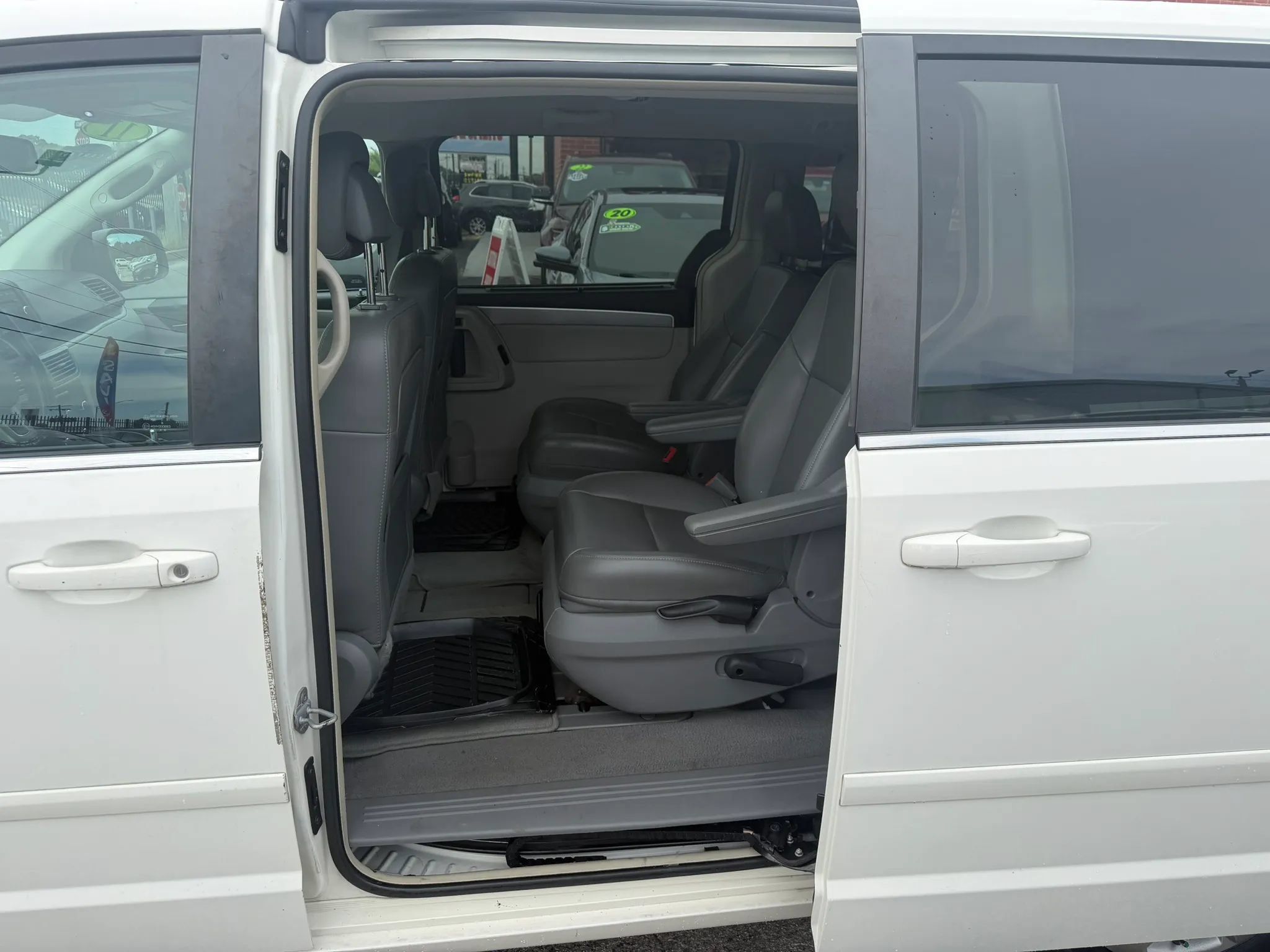 Used 2011 Volkswagen Routan SE FWD image 12