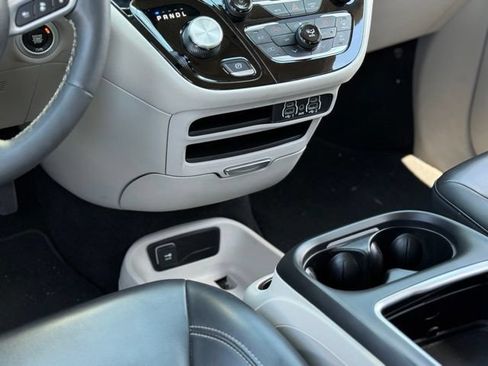 Used 2023 Chrysler Pacifica Touring-L FWD image 30