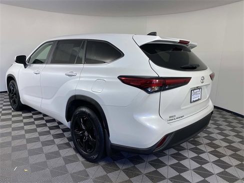 Used 2023 Toyota Highlander L image 6