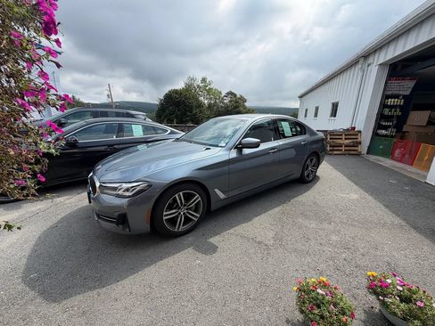 Used 2022 BMW 530i xDrive w/ Convenience Package AWD/4WD image 2