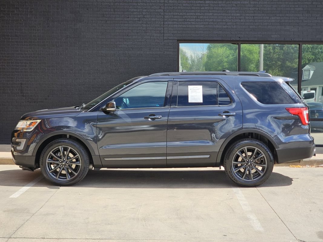 Used 2017 Ford Explorer XLT w/ Equipment Group 202A AWD/4WD image 14