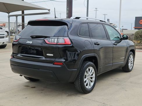 Used 2021 Jeep Cherokee Latitude w/ Mopar Interior Package FWD image 3