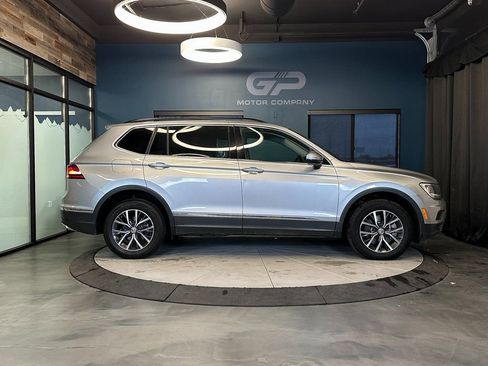 Used 2020 Volkswagen Tiguan SE w/ Panoramic Sunroof Package image 2