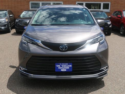Used 2023 Toyota Sienna XLE AWD/4WD image 8