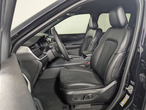 New 2025 Jeep Grand Cherokee Altitude image 11