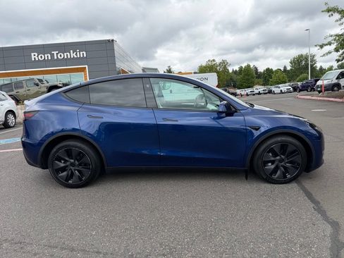 Used 2025 Tesla Model Y Long Range AWD/4WD image 8