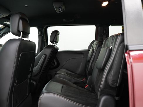 Used 2019 Dodge Grand Caravan SXT w/ Blacktop Package FWD image 21