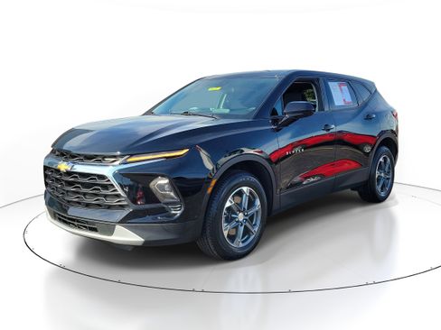Used 2025 Chevrolet Blazer LT FWD image 2