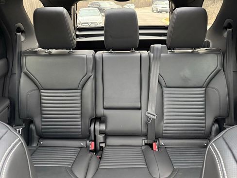 Certified 2025 Land Rover Discovery S image 34