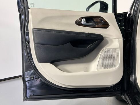 Used 2023 Chrysler Pacifica Limited image 34