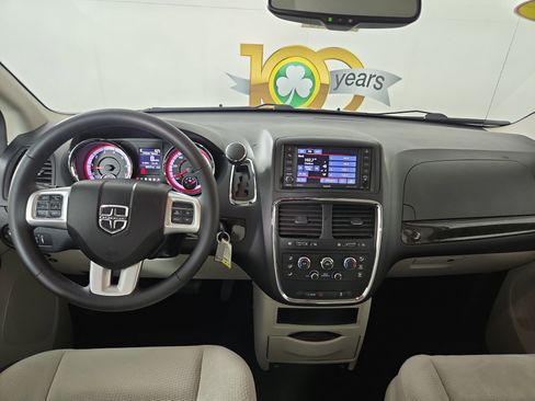 Used 2016 Dodge Grand Caravan SXT w/ UConnect Hands-Free Group image 14
