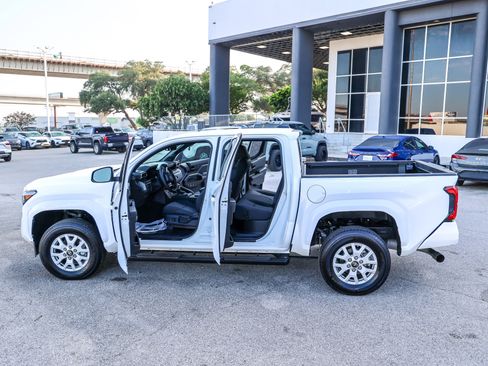 Certified 2025 Toyota Tacoma SR5 w/ SR5 Upgrade Package AWD/4WD image 11