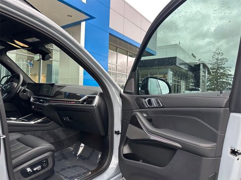 Used 2025 BMW X7 xDrive40i w/ Executive Package image 11