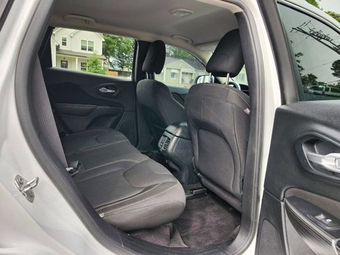 Used 2016 Jeep Cherokee Latitude AWD/4WD image 8
