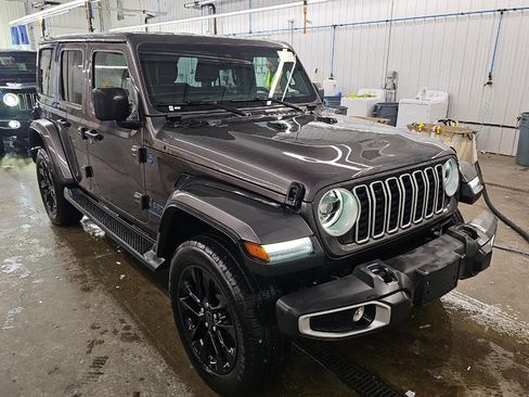 Used 2025 Jeep Wrangler Unlimited Sahara image 2