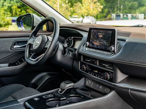 Used 2023 Nissan Rogue SV FWD image 12