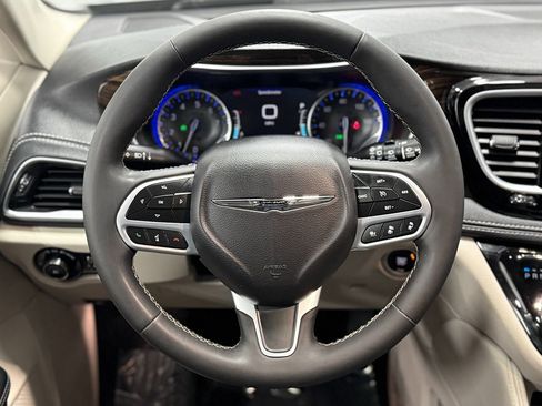 Used 2023 Chrysler Pacifica Limited FWD image 16