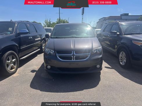 Used 2017 Dodge Grand Caravan SXT w/ Rear Park Assist Package FWD image 2