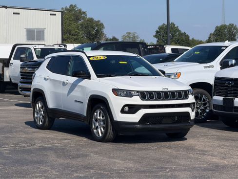 Used 2023 Jeep Compass Latitude AWD/4WD image 1