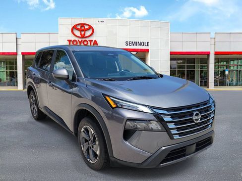 Used 2025 Nissan Rogue SV FWD image 2