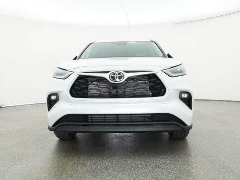 New 2026 Toyota Highlander XLE image 2