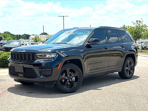 Used 2023 Jeep Grand Cherokee Altitude AWD/4WD image 2