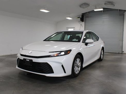 Used 2025 Toyota Camry LE FWD image 4