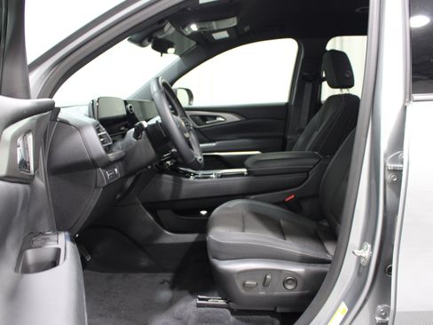 Used 2025 Chevrolet Traverse LT w/ Driver Confidence Package FWD image 3