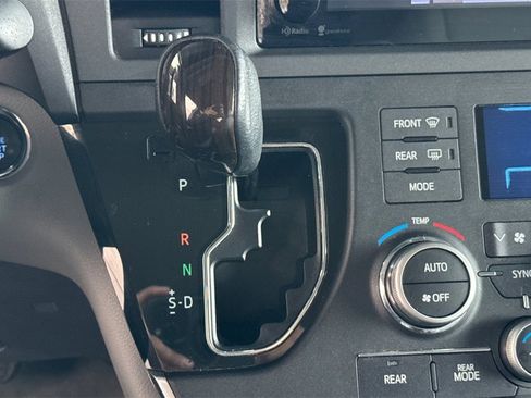 Used 2015 Toyota Sienna L image 21