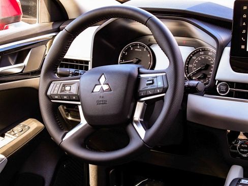 Used 2025 Mitsubishi Outlander SE AWD/4WD image 25
