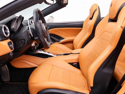 Used 2017 Ferrari California T RWD image 36