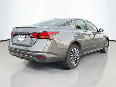Used 2025 Nissan Altima 2.5 SV AWD/4WD image 2