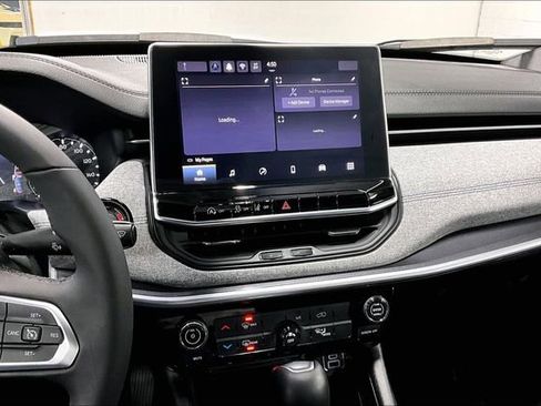 Used 2024 Jeep Compass Latitude image 4